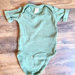 KATE QUINN NEUTRAL RIBBED ONESIE- SIZE 0-3 months
